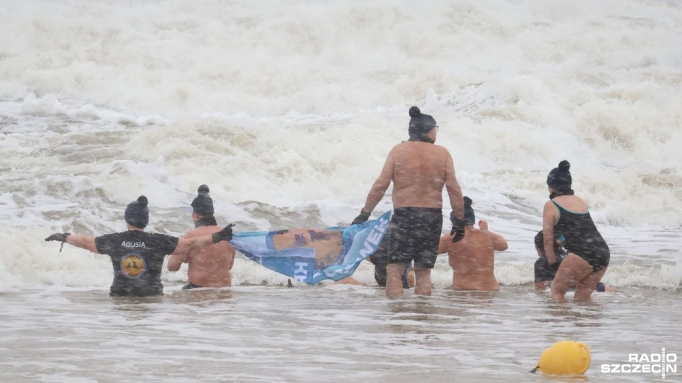 Na kołobrzeskiej plaży trwa spontan morsów