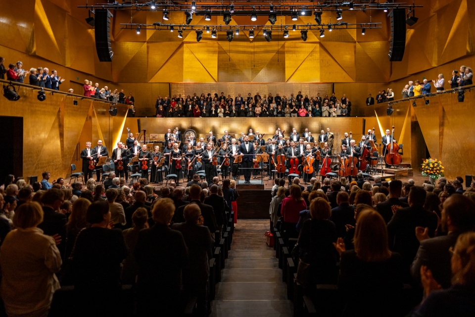 Przemyslaw Neumann – dyrygent i Orkiestra Symfoniczna Filharmonii im. Mieczysława Karłowicza w Szczecinie przyjmują owacyjne brawa publiczności. Fot. Sebastian Wołosz