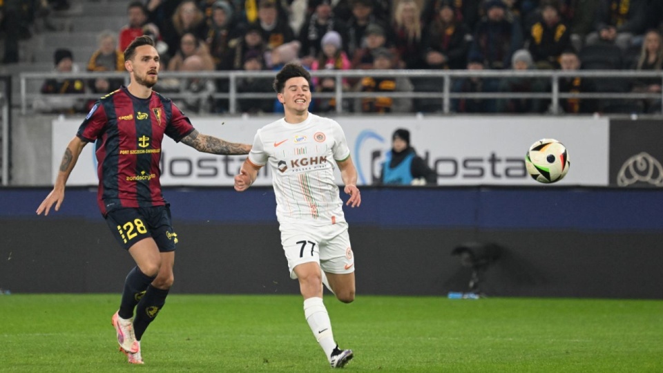 Zawodnik Pogoni Szczecin Linus Wahlqvist i Kajetan Szmyt z KGHM Zagłębia Lubin podczas meczu 19. kolejki piłkarskiej Ekstraklasy. PAP/Marcin Bielecki