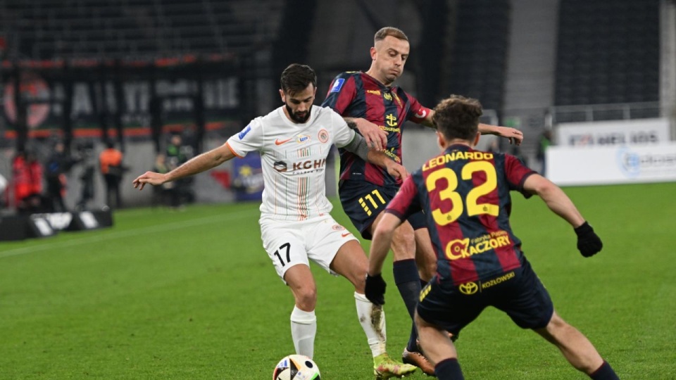 Zawodnicy Pogoni Szczecin Kamil Grosicki i Leonardo Koutris oraz Mateusz Wdowiak z KGHM Zagłębia Lubin podczas meczu 19. kolejki piłkarskiej Ekstraklasy. PAP/Marcin Bielecki