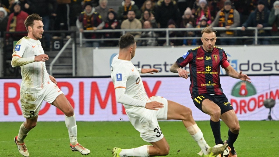 Zawodnik Pogoni Szczecin Kamil Grosicki oraz Jarosław Jach i Aleksander Abrahamsson z KGHM Zagłębia Lubin podczas meczu 19. kolejki piłkarskiej Ekstraklasy. PAP/Marcin Bielecki