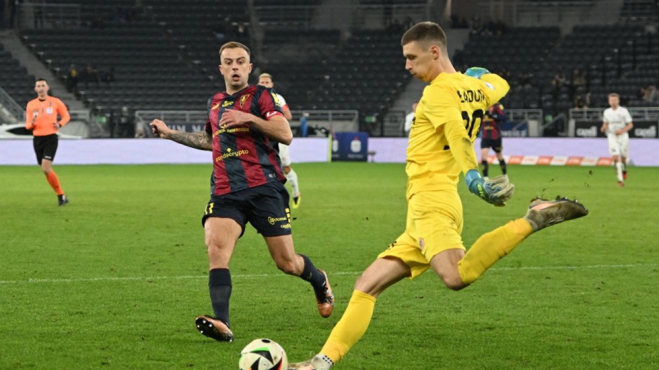 Szczecin Kamil Grosicki i Dominik Hładun z KGHM Zagłębia Lubin podczas meczu 19. kolejki piłkarskiej Ekstraklasy. PAP/Marcin Bielecki