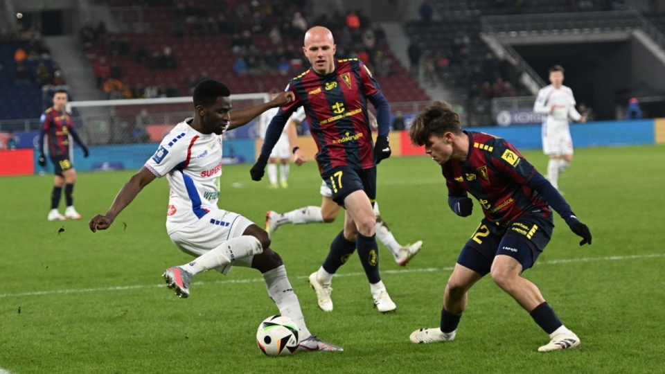 Zawodnicy Pogoni Szczecin Rafał Kurzawa i Leonardo Koutris oraz Taofeek Ismaheel z Górnika Zabrze podczas meczu 20. kolejki piłkarskiej Ekstraklasy. PAP/Marcin Bielecki