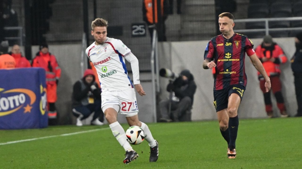 Zawodnik Pogoni Szczecin Kamil Grosicki i Dominik Szala z Górnika Zabrze podczas meczu 20. kolejki piłkarskiej Ekstraklasy. PAP/Marcin Bielecki