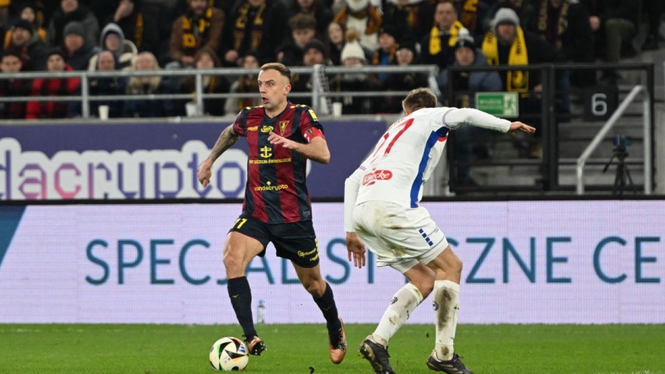 Zawodnik Pogoni Szczecin Kamil Grosicki i Dominik Szala z Górnika Zabrze podczas meczu 20. kolejki piłkarskiej Ekstraklasy. PAP/Marcin Bielecki