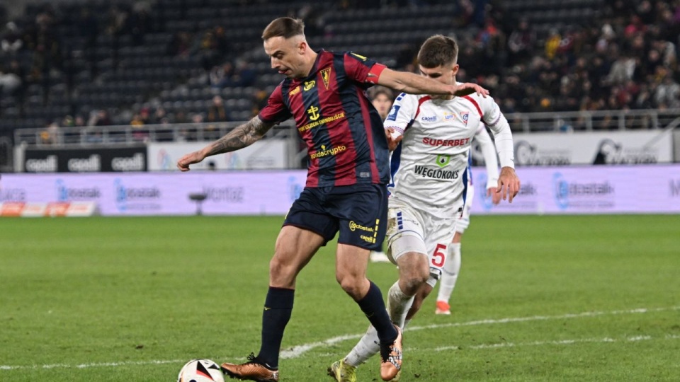 Zawodnik Pogoni Szczecin Kamil Grosicki i Kryspin Szcześnak z Górnika Zabrze podczas meczu 20. kolejki piłkarskiej Ekstraklasy. PAP/Marcin Bielecki
