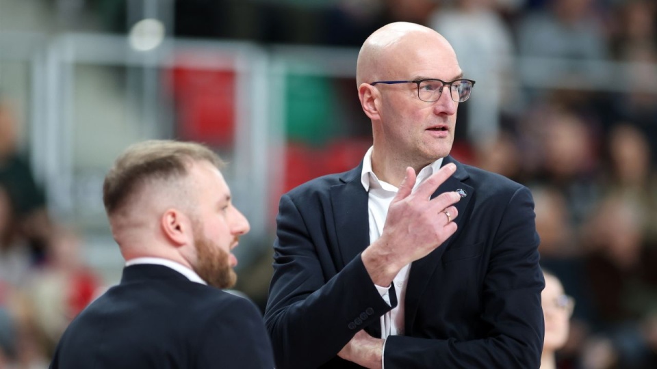Trener Kinga Szczecin Arkadiusz Miłoszewski podczas meczu finałowego turnieju Pucharu Polski koszykarzy z Górnikiem Zamek Książ Wałbrzych w Sosnowcu. PAP/Łukasz Gągulski