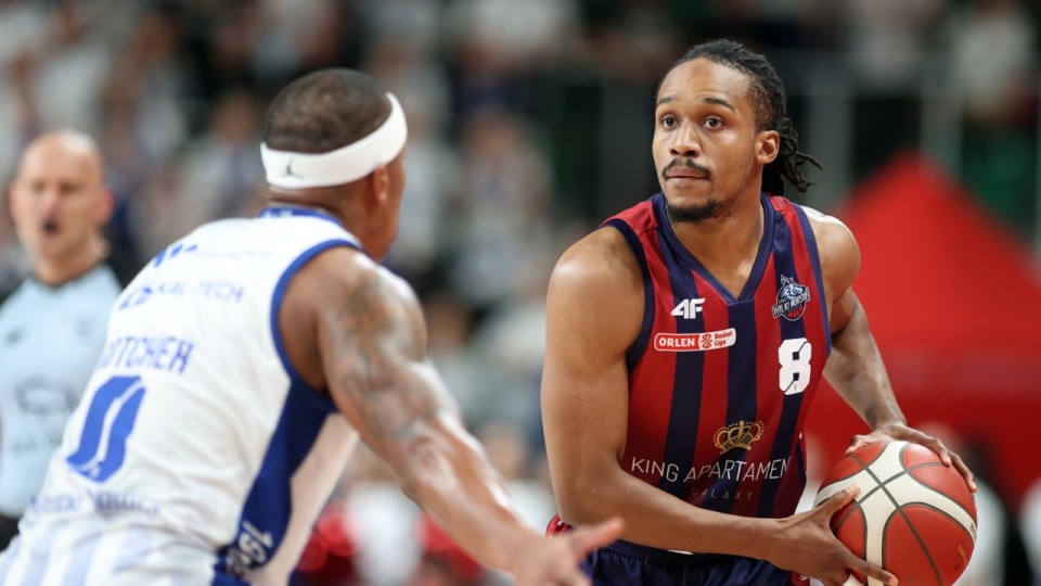 Zawodnik Górnika Zamek Książ Wałbrzych Toddrick Gotcher (L) i James Woodard (P) z Kinga Szczecin podczas meczu finałowego turnieju Pucharu Polski koszykarzy w Sosnowcu. PAP/Łukasz Gągulski