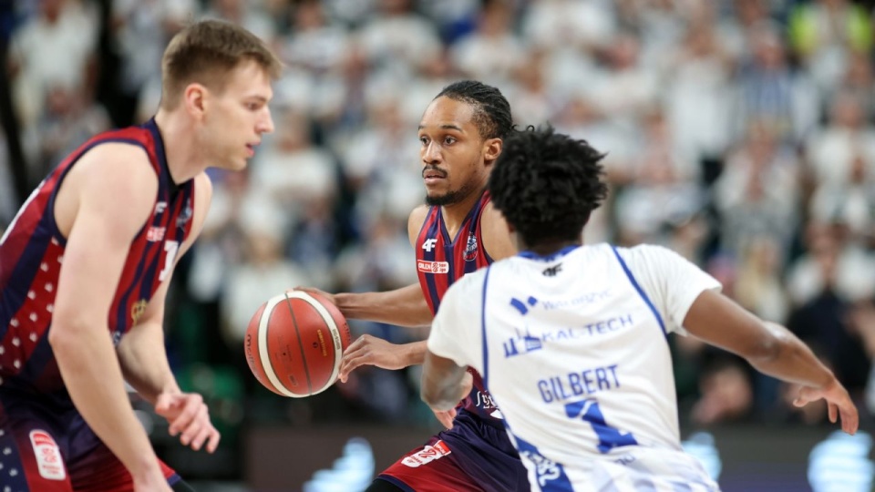 Zawodnik Górnika Zamek Książ Wałbrzych Alterique Gilbert (P) oraz Aleksander Dziewa (L) i James Woodard (C) z Kinga Szczecin podczas meczu finałowego turnieju Pucharu Polski koszykarzy w Sosnowcu. PAP/Łukasz Gągulski