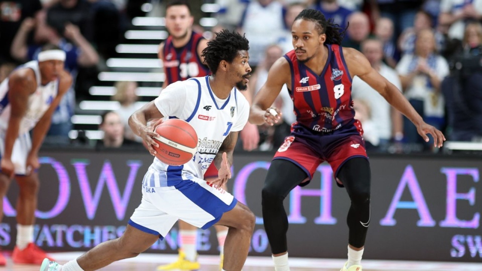 Zawodnik Górnika Zamek Książ Wałbrzych Alterique Gilbert (L) i James Woodard (P) z Kinga Szczecin podczas meczu finałowego turnieju Pucharu Polski koszykarzy w Sosnowcu. PAP/Łukasz Gągulski