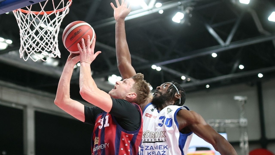 Zawodnik Górnika Zamek Książ Wałbrzych Joshua Patton (P) i Mateusz Kostrzewski (L) z Kinga Szczecin podczas meczu finałowego turnieju Pucharu Polski koszykarzy w Sosnowcu. PAP/Łukasz Gągulski