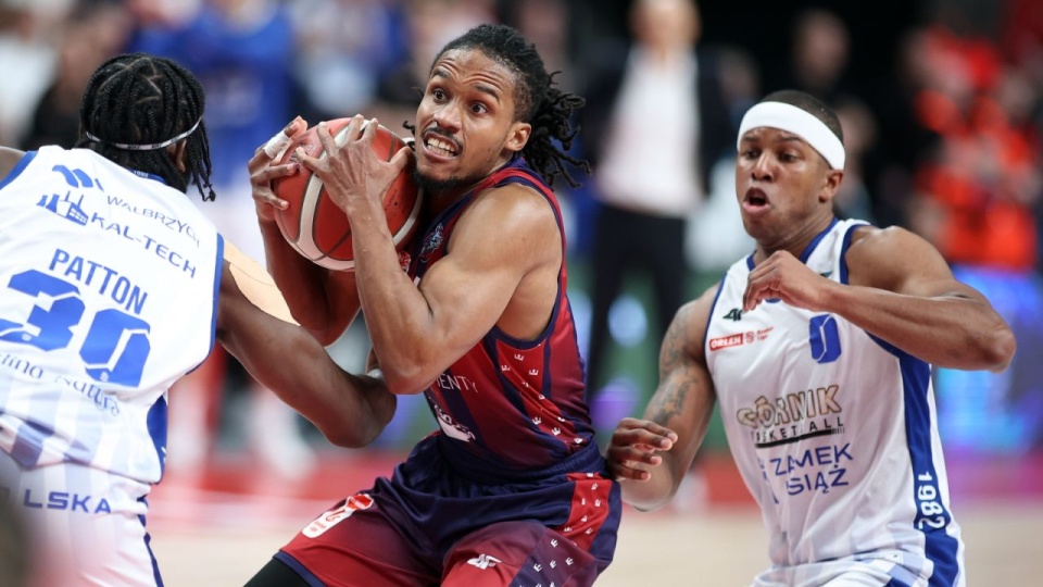 Zawodnicy Górnika Zamek Książ Wałbrzych Joshua Patton (L) i Toddrick Gotcher (P) oraz James Woodard (C) z Kinga Szczecin podczas meczu finałowego turnieju Pucharu Polski koszykarzy w Sosnowcu. PAP/Łukasz Gągulski