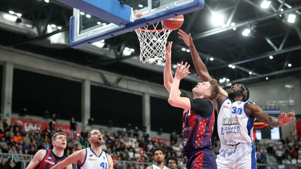 Zawodnicy Górnika Zamek Książ Wałbrzych Grzegorz Kulka (2L) i Joshua Patton (P) oraz Jovan Novak (L) Mateusz Kostrzewski (2P) z Kinga Szczecin podczas meczu finałowego turnieju Pucharu Polski koszykarzy w Sosnowcu. PAP/Łukasz Gągulski
