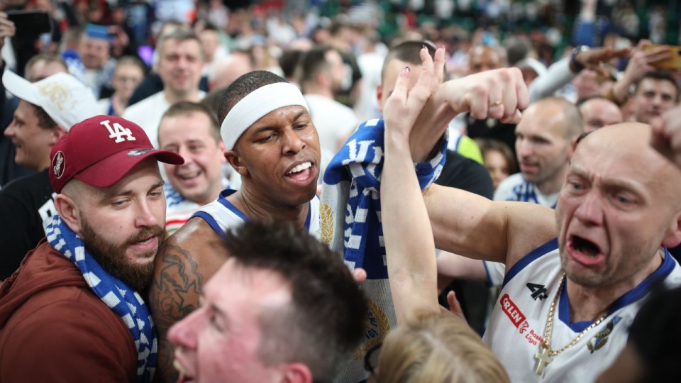 Kibice i koszykarze Górnika Zamek Książ Wałbrzych cieszą się ze zwycięstwa. Zawodnicy beniaminka ekstraklasy Górnika Zamek Książ Wałbrzych zdobyli po raz pierwszy w historii Puchar Polski. W finale turnieju w Sosnowcu pokonali Kinga Szczecin 80:78. W środku Toddrick Gotcher. PAP/Łukasz Gągulski