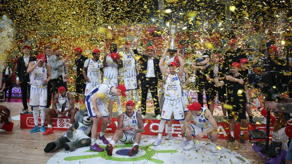 Koszykarze Górnika Zamek Książ Wałbrzych podczas dekoracji. Zawodnicy beniaminka ekstraklasy Górnika Zamek Książ Wałbrzych zdobyli po raz pierwszy w historii Puchar Polski. W finale turnieju w Sosnowcu pokonali Kinga Szczecin 80:78. PAP/Łukasz Gągulski