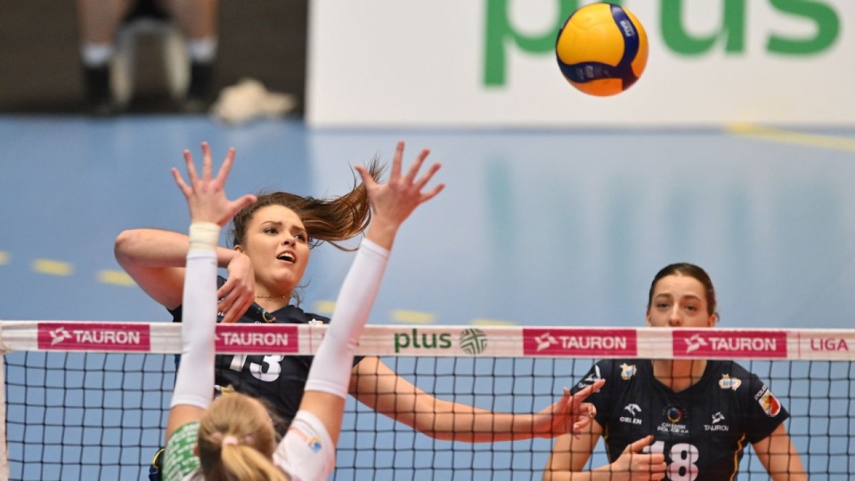 Siatkarka #VolleyWrocław Kinga Stronias oraz Julia Hewelt i Dominika Pierzchała z LOTTO Chemika Police podczas meczu Ekstraklasy. PAP/Maciej Kulczyński