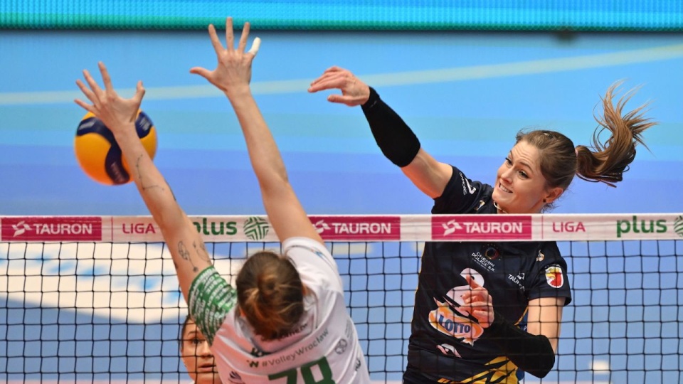 Siatkarka #VolleyWrocław Wiktoria Kowalska i Martyna Grajber-Nowakowska z LOTTO Chemika Police podczas meczu Ekstraklasy. PAP/Maciej Kulczyński