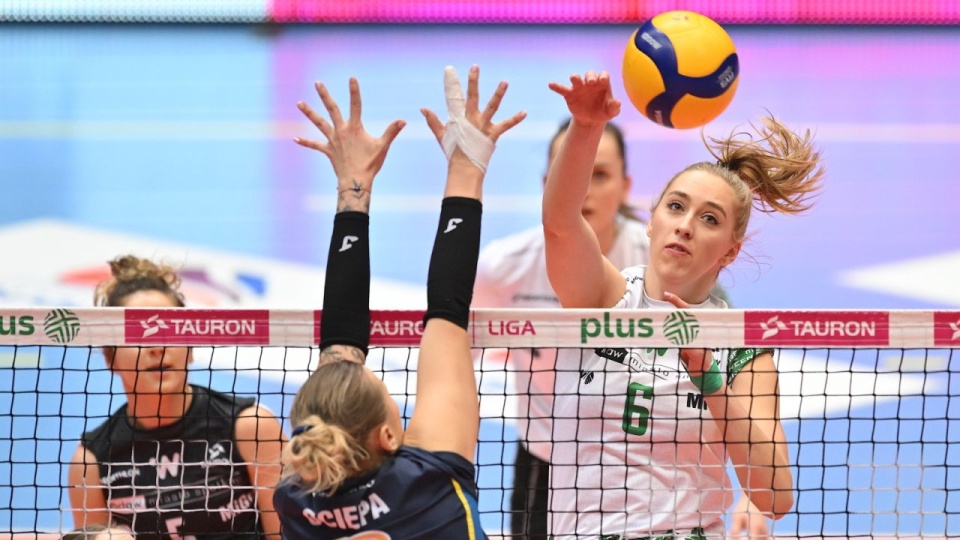 Siatkarka #VolleyWrocław Anna Lewandowska i Magdalena Ociepa z LOTTO Chemika Police podczas meczu Ekstraklasy. PAP/Maciej Kulczyński