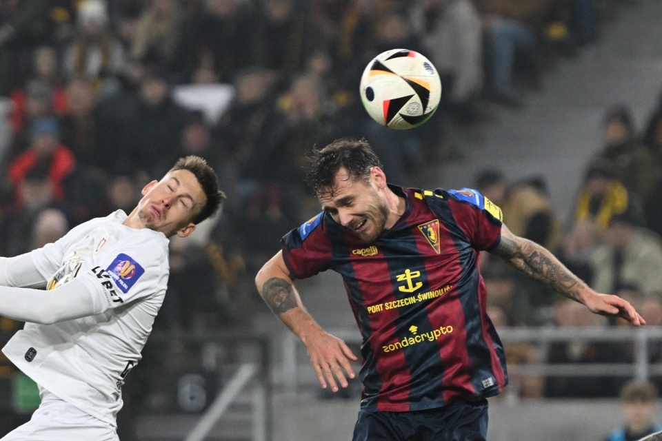Piłkarz Pogoni Szczecin Linus Wahlqvist (P) i Miguel Munoz (L) z Piasta Gliwice podczas meczu ćwierćfinałowego Pucharu Polski. PAP/Marcin Bielecki
