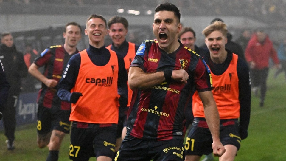 Piłkarz Pogoni Szczecin Efthymis Koulouris cieszy się z gola podczas meczu ćwierćfinałowego Pucharu Polski z Piastem Gliwice. PAP/Marcin Bielecki