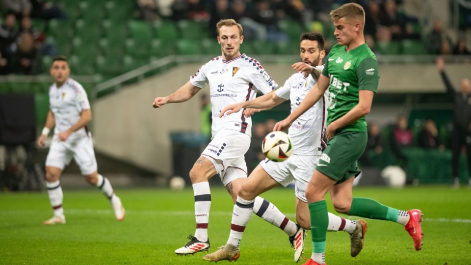 Piłkarz Śląska Wrocław Aleksander Paluszek oraz Danijel Loncar i Efthymis Koulouris z Pogoni Szczecin podczas meczu Ekstraklasy. PAP/Przemysław Karolczuk