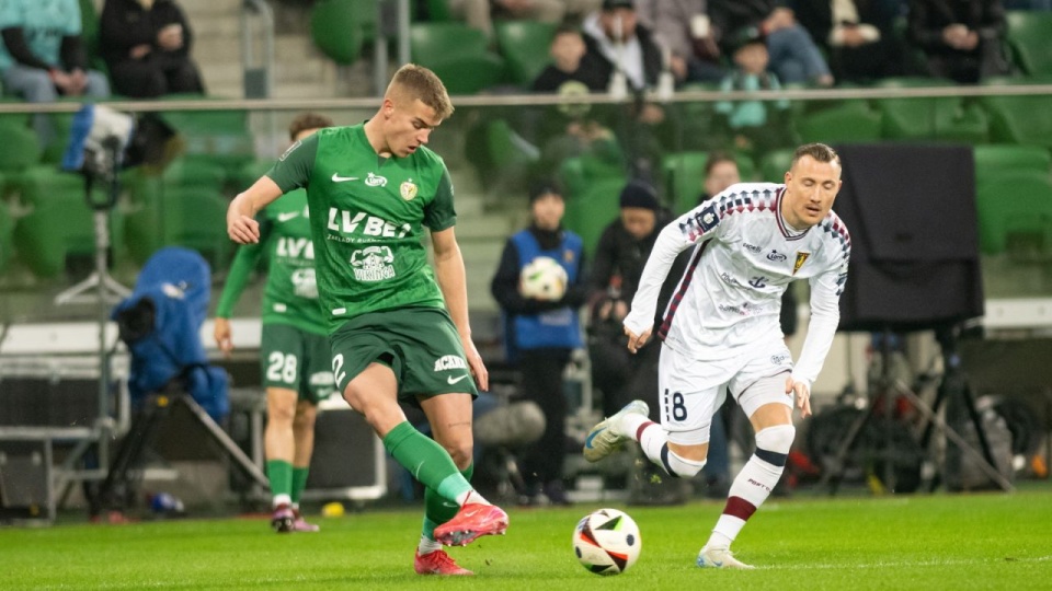 Piłkarz Śląska Wrocław Aleksander Paluszek i Fredrik Ulvestad z Pogoni Szczecin podczas meczu Ekstraklasy. PAP/Przemysław Karolczuk