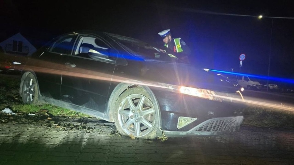 Uciekał przed policją i porzucił samochód z pijanym pasażerem w środku