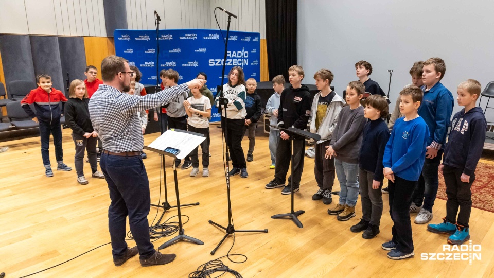 Szczeciński Chór Chłopięcy „Słowiki” pod dyrekcją Kamila Szałaty w Studiu Koncertowym im. Jana Szyrockiego Radia Szczecin. Fot. Robert Stachnik [Radio Szczecin]