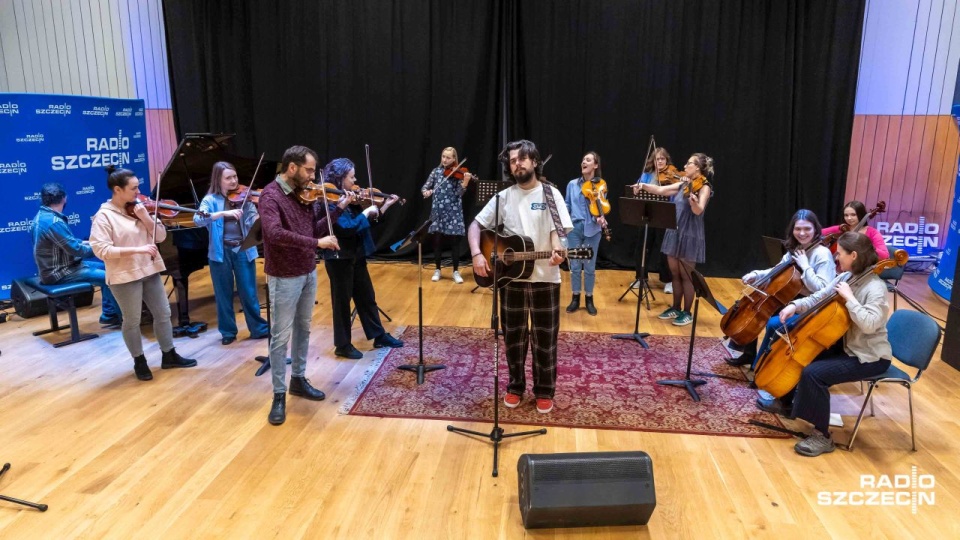 Konrad Słoka – wokalista, multiinstrumentalista, kompozytor i autor tekstów z Baltic Neopolis Orchestrą na próbie generalnej przed występem w Studiu Koncertowym im. Jana Szyrockiego Radia Szczecin. Fot. Robert Stachnik [Radio Szczecin]