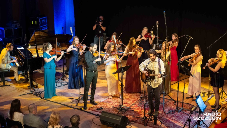 Konrad Słoka – wokalista, multiinstrumentalista, kompozytor i autor tekstów z Baltic Neopolis Orchestrą. Fot. Robert Stachnik [Radio Szczecin]