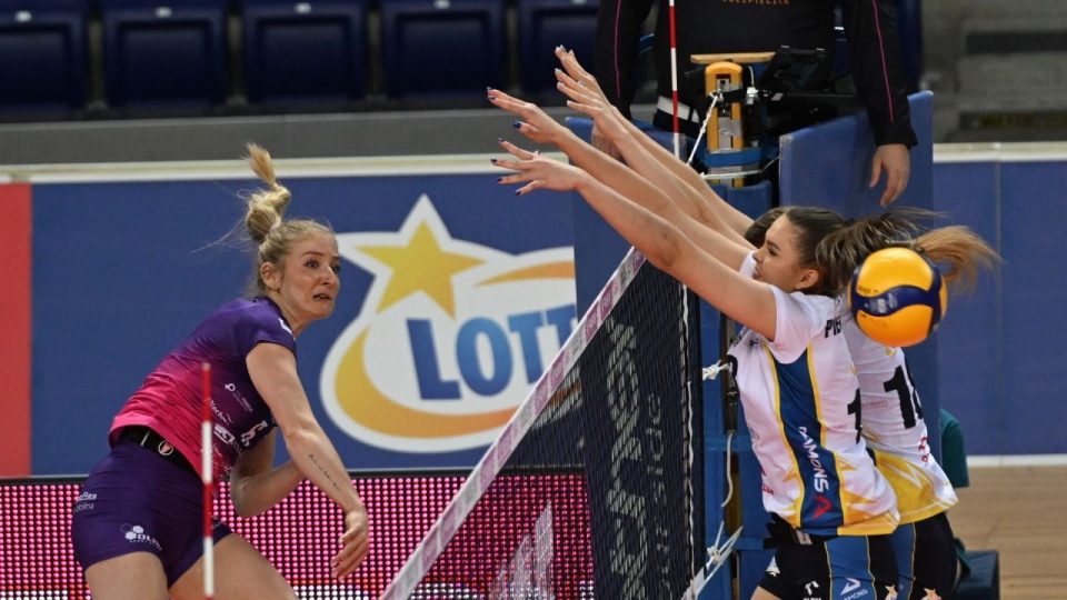 Siatkarka Lotto Chemika Police Dominika Pierzchała i Marrit Jasper z KS DevelopRes Rzeszów podczas meczu Ekstraklasy w Szczecinie. PAP/Marcin Bielecki