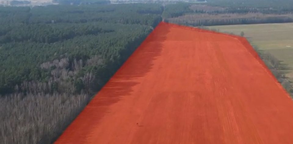 Inwestycja miałaby zająć 200 tysięcy metrów kwadratowych łąk na terenie Natura 2000. Zrzut ekranu: Youtube/Komitet Rzystnowo