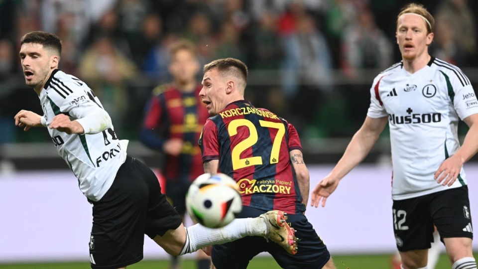 Zawodnicy Legii Warszawa Ruben Vinagre i Radovan Pankov oraz Olaf Korczakowski z Pogoni Szczecin podczas meczu piłkarskiej Ekstraklasy. PAP/Piotr Nowak