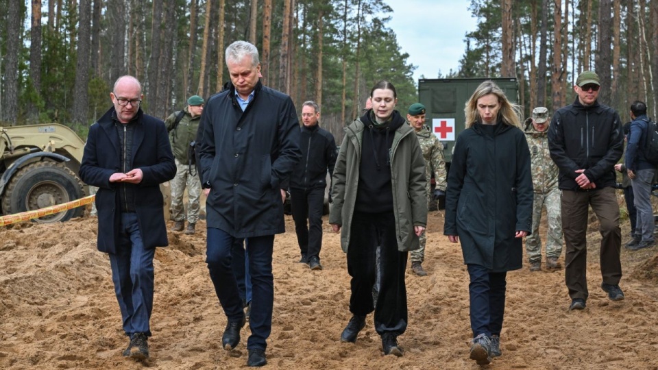 Prezydent Litwy Gitanas Nauseda, minister obrony Litwy Dovile Szakaliene i ambasador USA na Litwie Kara McDonald podczas wizyty na poligonie wojskowym im. generała Silvestrasa Zukauskasa w Podbrodziu, Litwa. Na poligonie trwa skomplikowana akcja ratowniczo-poszukiwawcza amerykańskich żołnierzy. Czwórka amerykańskich żołnierzy zaginęła podczas ćwiczeń na litewskim poligonie w pobliżu granicy z Białorusią. PAP/Valdemar Doveiko