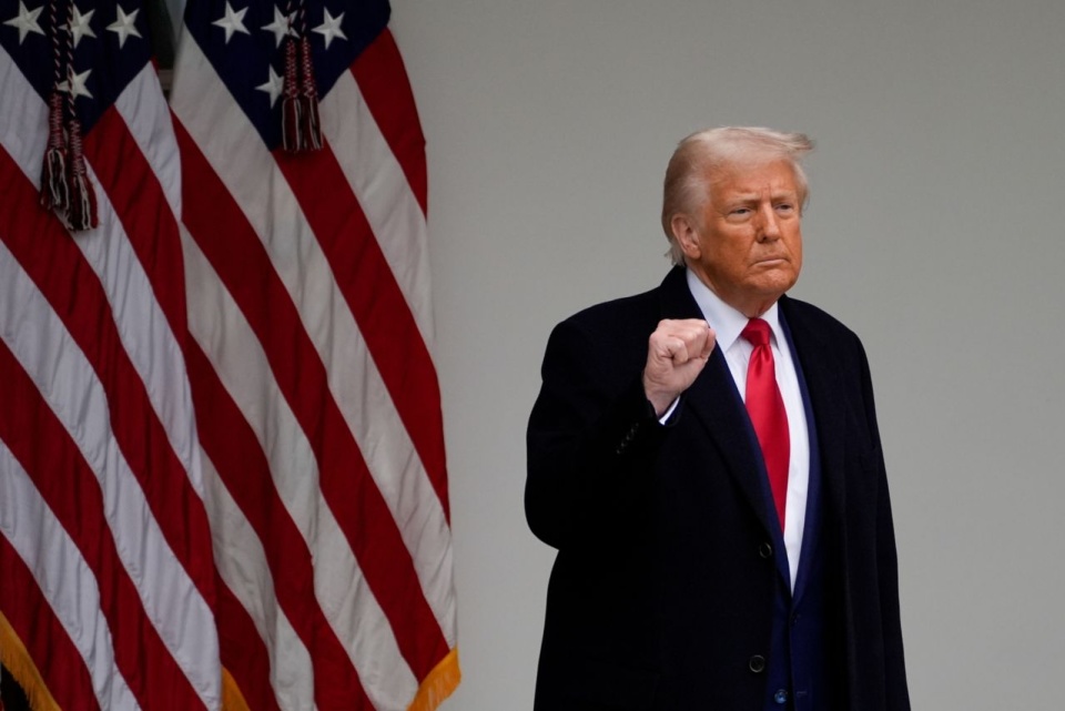 Prezydent Donald Trump ogłosił stawki celne podczas ceremonii w Ogrodzie Różanym z udziałem pracowników amerykańskiego przemysłu, członków rządu i parlamentarzystów. Fot. PAP/EPA/KENT NISHIMURA / POOL