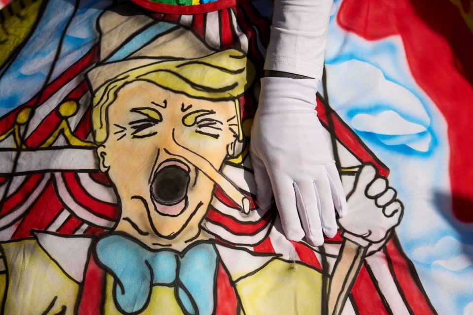 Protest przeciw działaniom Donalda Trumpa "Ręce precz!" w Los Angeles. PAP/EPA/Allison Dinner