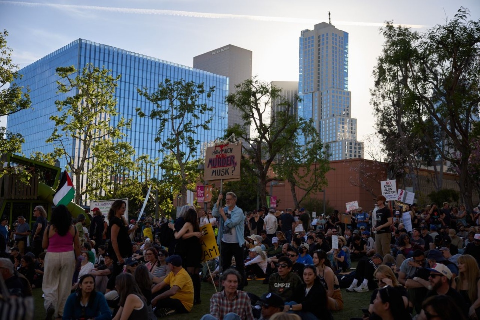 Protest przeciw działaniom Donalda Trumpa "Ręce precz!" w Los Angeles. PAP/EPA/Allison Dinner
