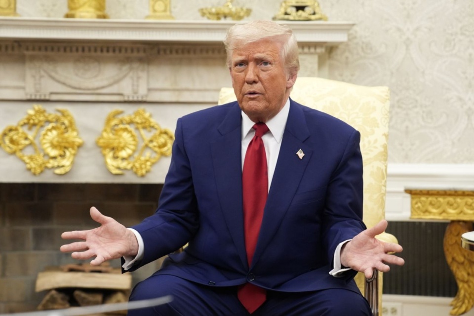 Prezydent USA powiedział, że wiele krajów chce podjąć negocjacje ze Stanami Zjednoczonymi, ale nie powiedział czy i kiedy podejmie rozmowy z Unią Europejską. Fot. PAP/EPA/YURI GRIPAS / POOL