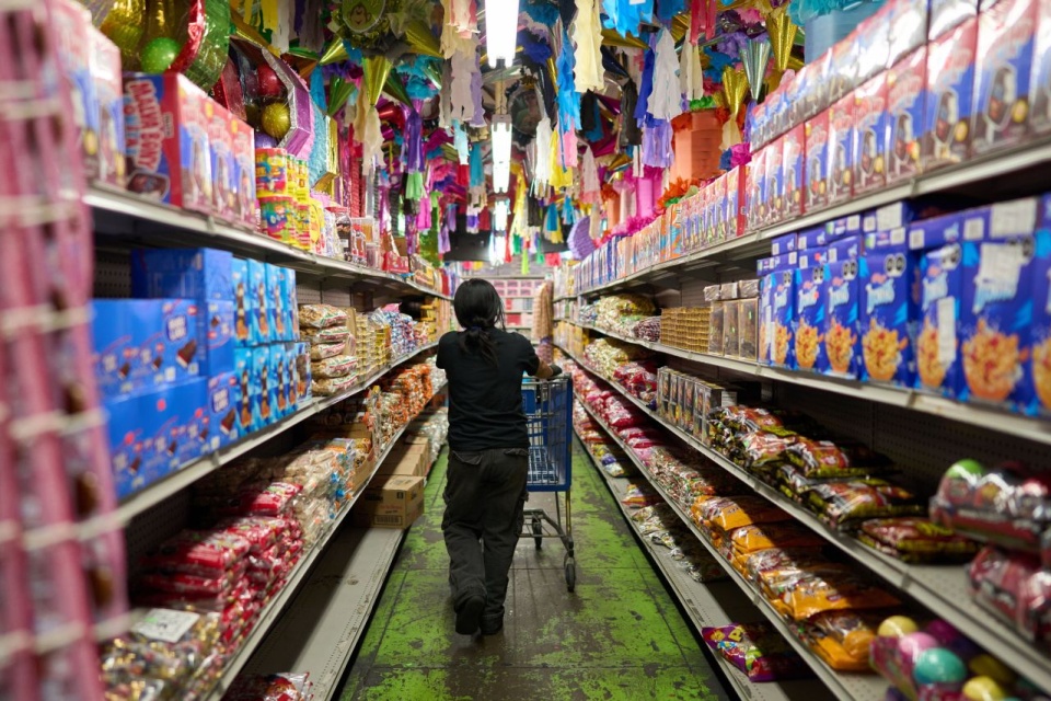 Zakupy w sklepie w Los Angeles w Kalifornii, gdzie większość produktów pochodzi z Chin. Prezydent USA Donald Trump zawiesił cła na 90 dla większości krajów, ale podwyższył je chińskich towarów do 125 proc. PAP/EPA/Allison Dinner