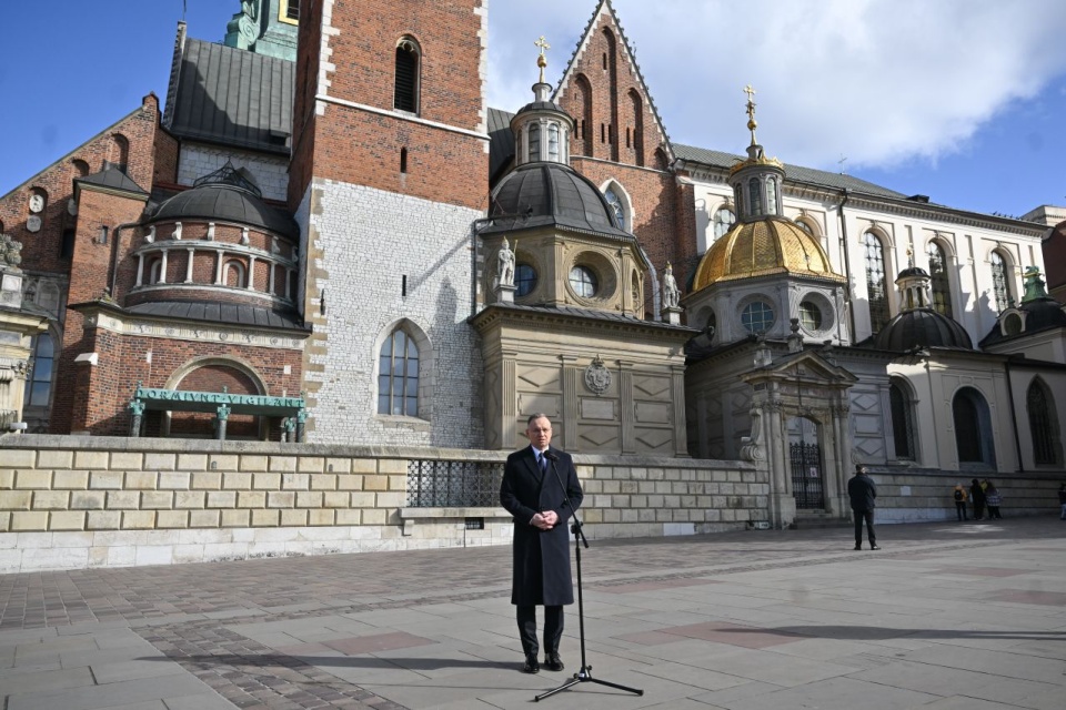 Prezydent Andrzej Duda po mszy w Krypcie pod Wieżą Srebrnych Dzwonów na Wawelu, gdzie spoczywają Maria i Lech Kaczyńscy. PAP/Art Service