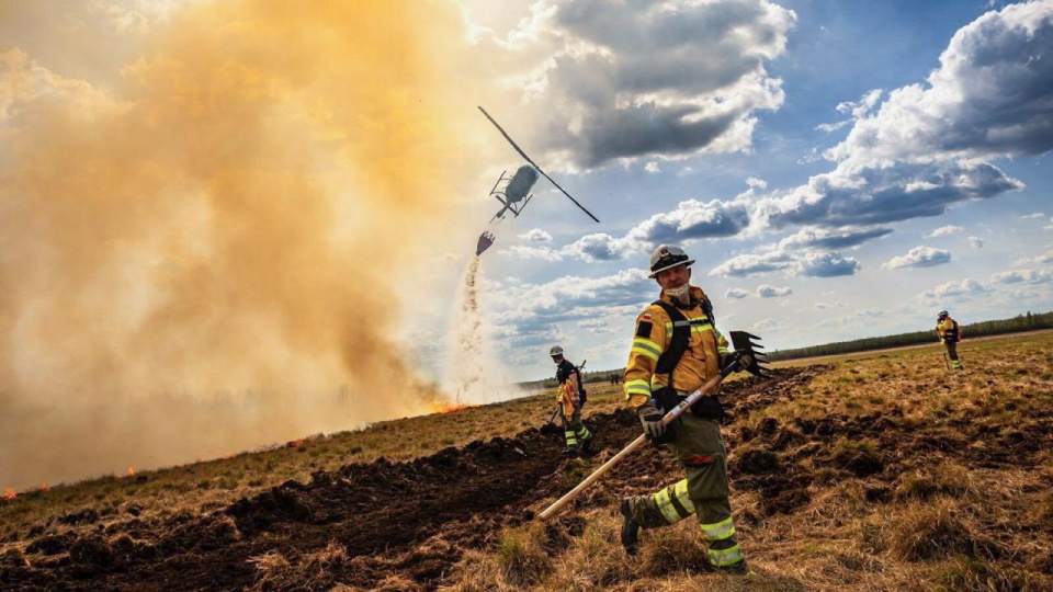 Pożar w Biebrzańskim Parku Narodowym trwa od niedzielnego popołudnia. Ogień zniszczył około 500 hektarów powierzchni parku. PAP/PSP/mł. asp. Łukasz Rutkowski