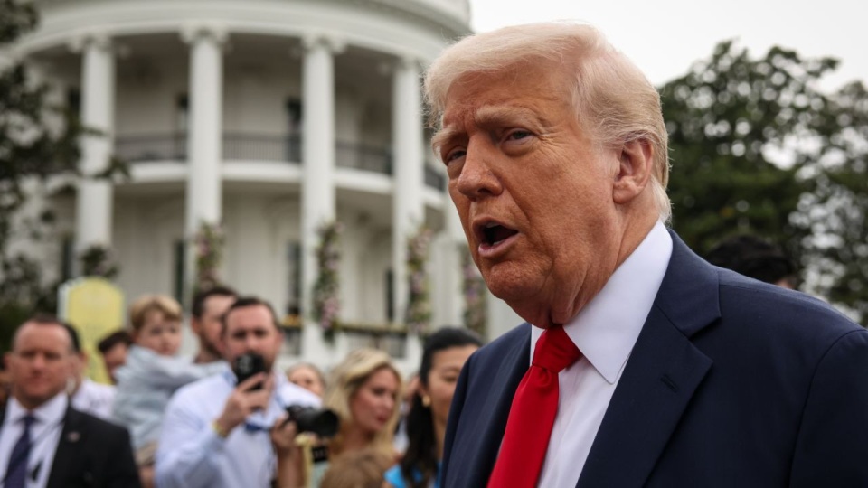 Mimo kolejnego skandalu Donald Trump stanął murem za szefem Pentagonu. PAP/EPA/SAMUEL CORUM / POOL