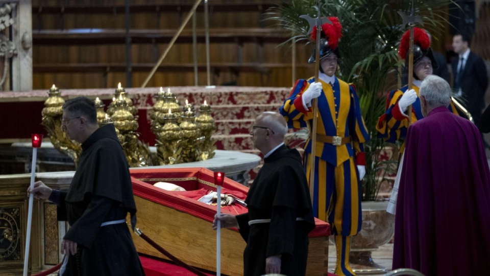 Ciało papieża Franciszka, odziane w używany ornat i skromną białą mitrę, pokropiono wodą święconą i okadzono. PAP/EPA/MASSIMO PERCOSSI