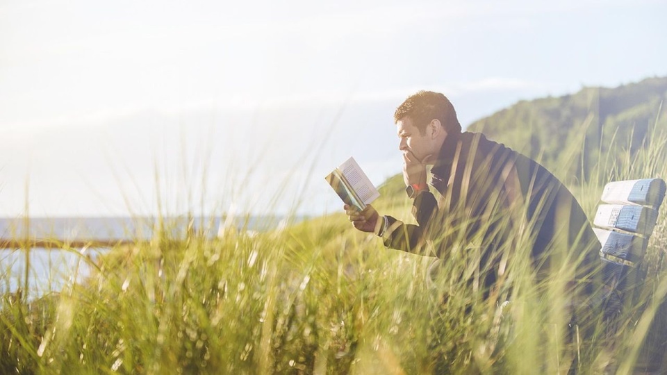 Światowy Dzień Książki i Praw Autorskich obchodzony jest 23 kwietnia. źródło: https://pixabay.com/pl/photos/facet-%C5%82awka-trawa-czytanie-sam-1853961/