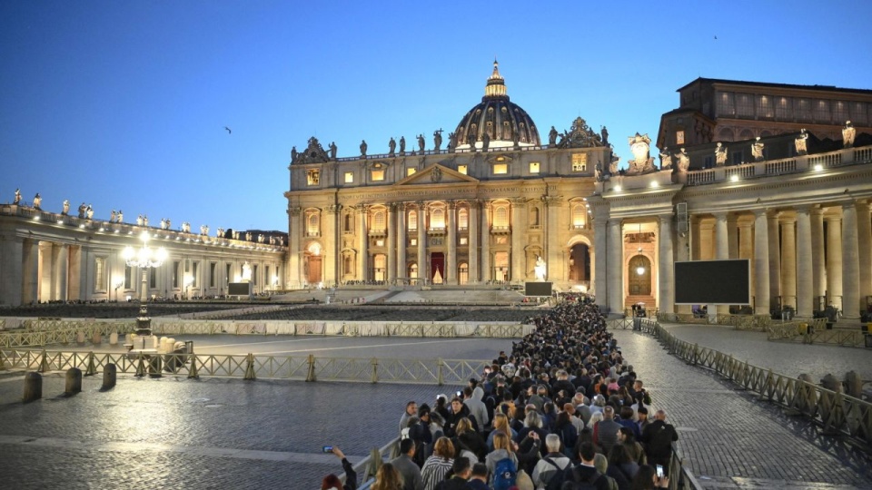 Prawie 50 tysięcy wiernych oddało hołd pamięci Franciszka. PAP/EPA/ALESSANDRO DI MEO