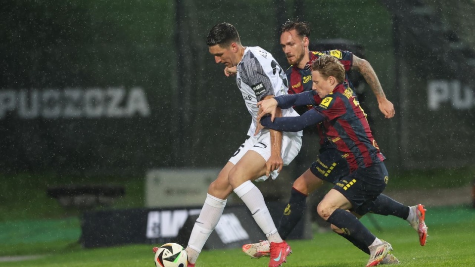 Zawodnik Puszczy Niepołomice Michalis Kosidis oraz Linus Wahlqvist i Marcel Wędrychowski (P) z Pogoni Szczecin podczas meczu 30. kolejki piłkarskiej Ekstraklasy. PAP/Art Service