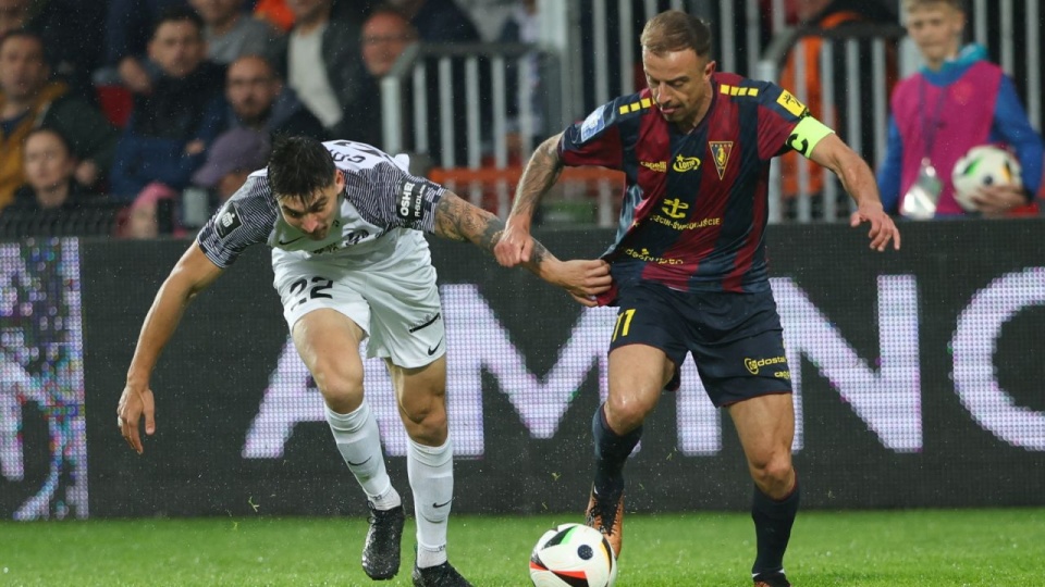 Zawodnik Puszczy Niepołomice Michalis Kosidis (L) i Kamil Grosicki (P) z Pogoni Szczecin podczas meczu 30. kolejki piłkarskiej Ekstraklasy. PAP/Art Service