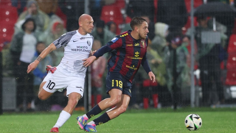 Zawodnik Puszczy Niepołomice Hubert Tomalski i Kacper Łukasiak (P) z Pogoni Szczecin podczas meczu 30. kolejki piłkarskiej Ekstraklasy. PAP/Art Service