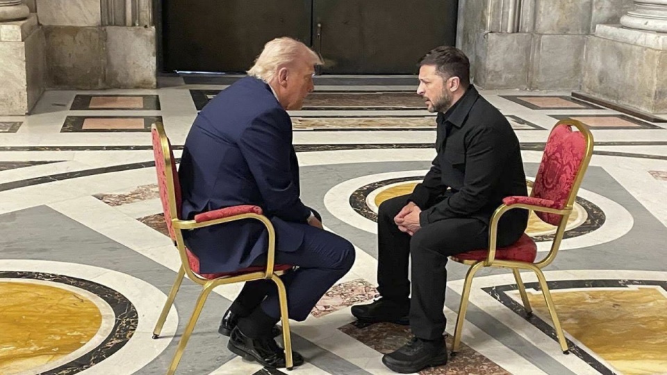 Piotra Goniszewskiego zapytaliśmy także o jedną z najbardziej symbolicznych fotografii z soboty, uwieczniającej spotkanie w Watykanie Donalda Trumpa z Wołodymirem Zelenskym. PAP/EPA/FOREIGN AFFAIR MINISTR HANDOUT HANDOUT