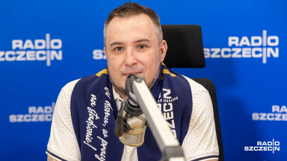 Daniel Trzepacz, dziennikarz sportowy pogonsport.net.pl, a także program Pogoń FM w Radiu Szczecin. Fot. Robert Stachnik [Radio Szczecin]
